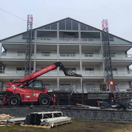Nye innglassede balkonger på Stangeløkka borettslag i Halden fra Balco– et stort løft for beboerne.