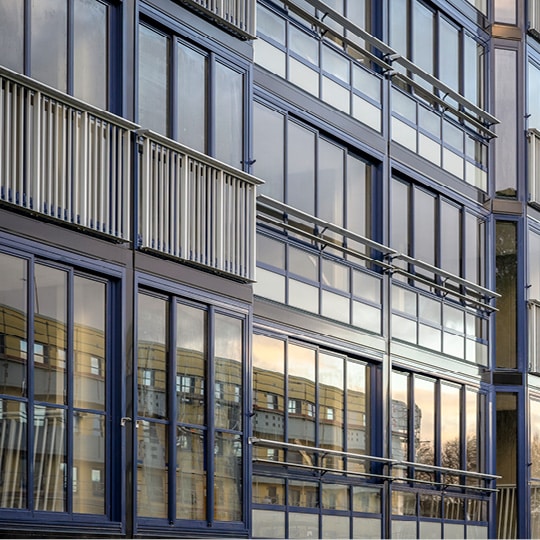 Medvind for Balco i Norge. Balco AS - Ikke bare har Bjørgene 1 fått innglassete balkonger med integrert varmepumpe, etterisolering og nye fasader og nytt tak. Det er lagt solceller på takene som kan produsere 220 000 kilowattimer årlig, nok til å drifte varmepumpene og kanskje også deler av annen felles strøm i borettslaget. 