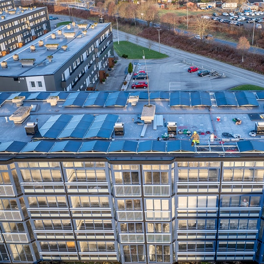Medvind for Balco i Norge - Balco AS - Ikke bare har Bjørgene 1 fått innglassete balkonger med integrert varmepumpe, etterisolering og nye fasader og nytt tak. Det er lagt solceller på takene som kan produsere 220 000 kilowattimer årlig, nok til å drifte varmepumpene og kanskje også deler av annen felles strøm i borettslaget. 