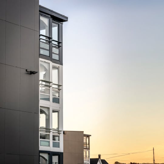 Medvind for Balco i Norge - Balco AS - Ikke bare har Bjørgene 1 fått innglassete balkonger med integrert varmepumpe, etterisolering og nye fasader og nytt tak. Det er lagt solceller på takene som kan produsere 220 000 kilowattimer årlig, nok til å drifte varmepumpene og kanskje også deler av annen felles strøm i borettslaget. 