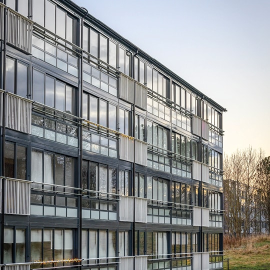 Balco har levert 32 nye innglassede balkonger av modellen Air med TwinView-luker, i tillegg til installasjon av Saxos solcellepaneler og varmepumper. balco-no.creativelabs.mk