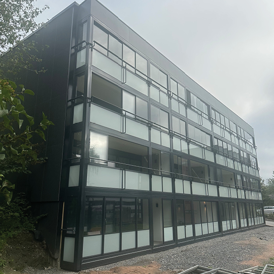 Den 53 år gamle betongfasaden i Brantenborg Borettslag er totalt forvandlet! Nye Innglassede balkonger fra Balco