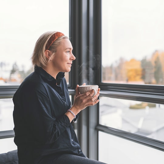 Høsten er den perfekte tiden for å gjøre den innglassede balkongen din til et lunt og hyggelig uterom. Med riktig belysning og planter kan du forlenge utesesongen og nyte rolige stunder utendørs selv når temperaturen synker. Høstklargjør din innglassede balkong med tips fra Balco