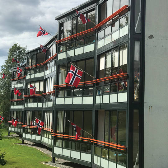 Bokfinkvegen Borettslag i Kongsvinger har fått større, moderne og energieffektive innglassede balkonger fra Balco.